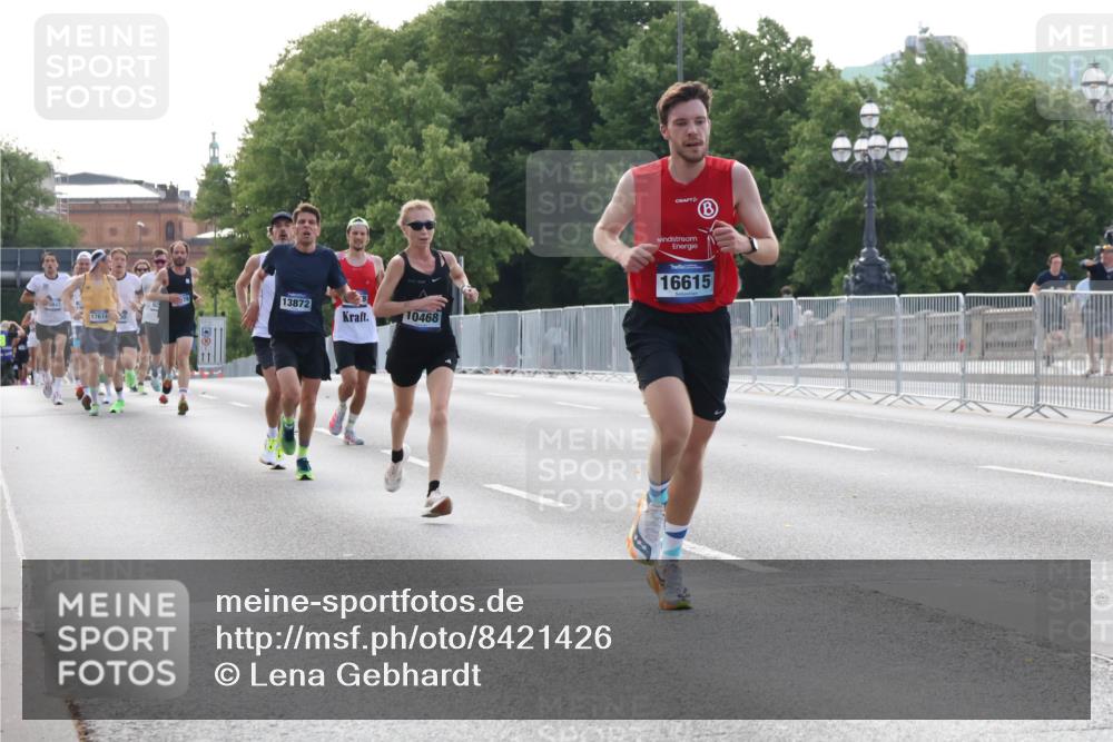 29.06.2025 - hella hamburg halbmarathon Lena Gebhardt http://msf.ph/oto/8421426 29.06.2025 09:42:26 Lombardsbrücke 13872, 17614, 10468, 16615, 2604, 2618, 6559, 7862, 10468, 10485, 11078, 11965, 13872, 13913, 14019, 14113, 14506, 15253, 16615, 17003, 17752, 18124, 18569 meine-sportfotos.de