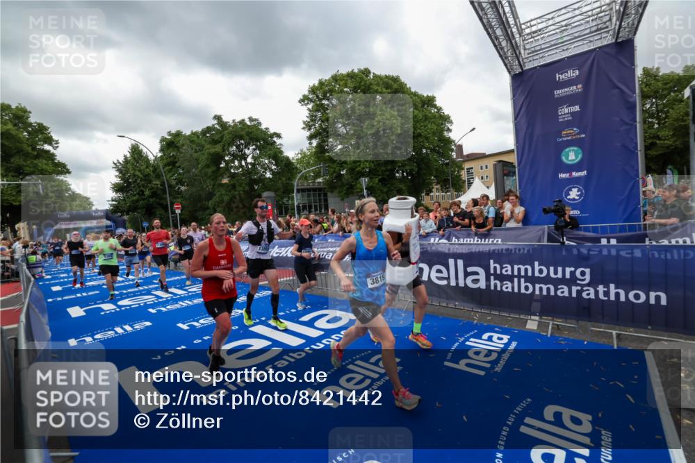 29.06.2025 - hella hamburg halbmarathon Zöllner http://msf.ph/oto/8421442 29.06.2025 10:53:45 Ziel 1502, 2058, 2082, 2518, 2630, 3819, 5399, 6762, 6877, 8285, 8335, 10549, 10895, 11588, 11589, 11604, 12632, 13865, 14702, 14818, 15061, 15441, 16092, 17482, 18143, 18514, 18666, 18715 meine-sportfotos.de