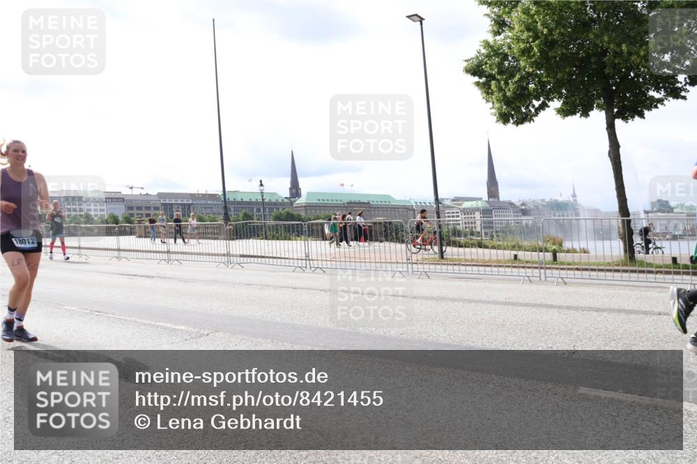 29.06.2025 - hella hamburg halbmarathon Lena Gebhardt http://msf.ph/oto/8421455 29.06.2025 10:27:45 Lombardsbrücke 18012, 1148, 2080, 3389, 4372, 5177, 5285, 5825, 5847, 6214, 6632, 7497, 7764, 7978, 8085, 9567, 9688, 10158, 10412, 10413, 11256, 11692, 11739, 11766, 12500, 12780, 12823, 13043, 13860, 14206, 15607, 15608, 16569, 16804, 16838, 17427, 17791, 18012, 18097, 18301, 18626, 18766 meine-sportfotos.de