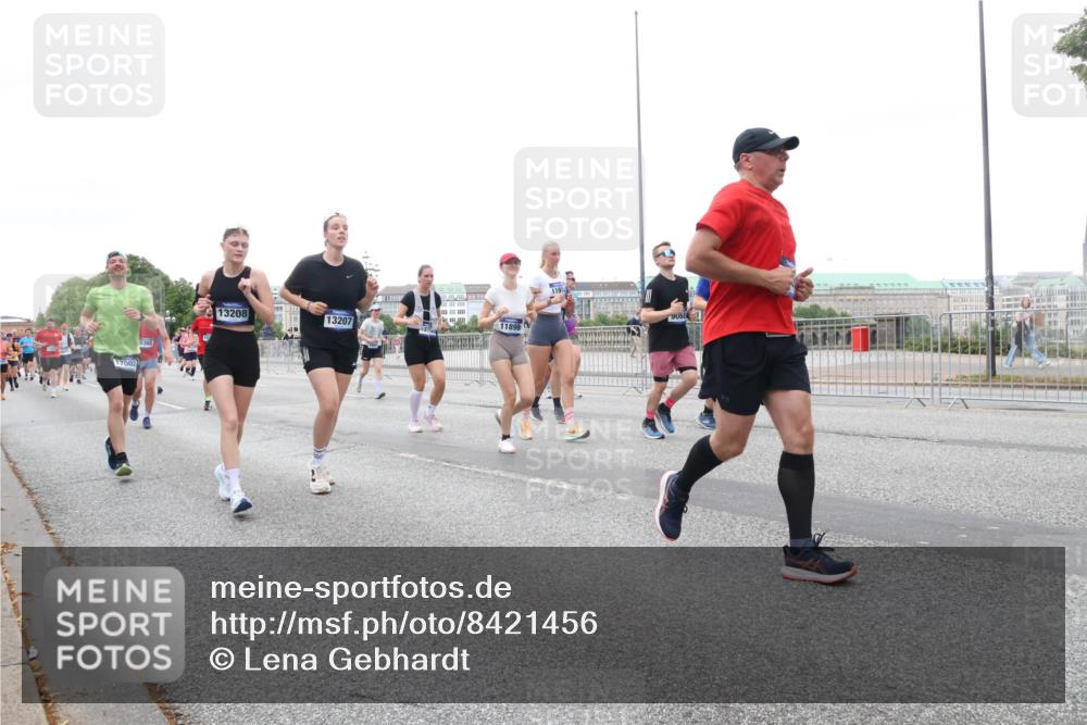 29.06.2025 - hella hamburg halbmarathon Lena Gebhardt http://msf.ph/oto/8421456 29.06.2025 10:52:36 Lombardsbrücke 17002, 5360, 13208, 90681, 13207, 11899, 1369, 1826, 2146, 2362, 2420, 2528, 2983, 3140, 3227, 3645, 4273, 4436, 4591, 4729, 4815, 5262, 5360, 6386, 6403, 6404, 6406, 6671, 6985, 7032, 7511, 7690, 7691, 7735, 7737, 7812, 8194, 8196, 8641, 9068, 9070, 9103, 9368, 9545, 9731, 10055, 10080, 10296, 10342, 10392, 10600, 10634, 10879, 10884, 10928, 10981, 11084, 11126, 11127, 11297, 11736, 11899, 11919, 11974, 12127, 12128, 12546, 12558, 12994, 14009 meine-sportfotos.de