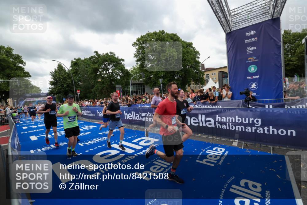 29.06.2025 - hella hamburg halbmarathon Zöllner http://msf.ph/oto/8421508 29.06.2025 10:53:47 Ziel 1422, 2058, 2082, 2518, 5399, 5607, 6877, 7177, 8285, 8335, 10529, 10895, 11588, 11589, 11604, 13865, 14702, 14818, 15061, 15441, 16092, 17482, 17740, 18143, 18249, 18514 meine-sportfotos.de