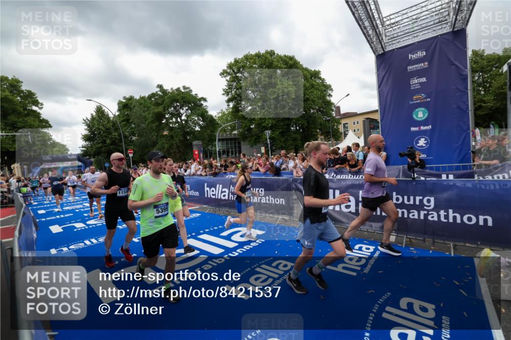 29.06.2025 - hella hamburg halbmarathon Zöllner http://msf.ph/oto/8421537 29.06.2025 10:53:48 Ziel 1422, 2058, 2082, 2518, 5399, 5607, 6260, 6877, 7177, 8285, 8335, 9922, 10529, 10895, 11588, 11589, 11604, 14702, 14818, 15441, 15502, 16092, 17482, 17740, 18143, 18249, 18487, 18514, 18759 meine-sportfotos.de