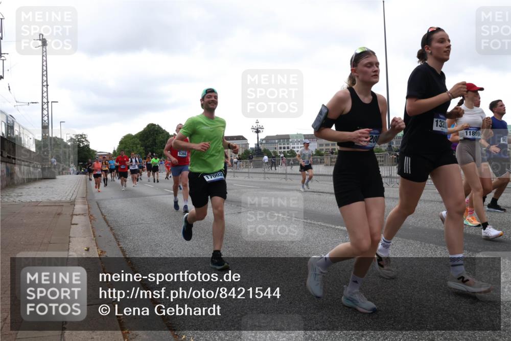 29.06.2025 - hella hamburg halbmarathon Lena Gebhardt http://msf.ph/oto/8421544 29.06.2025 10:52:37 Lombardsbrücke 5360, 17002, 20, 1320, 11899, 907, 1369, 1826, 2146, 2362, 2420, 2528, 2701, 2983, 3140, 3227, 3645, 4273, 4436, 4591, 4729, 4815, 5262, 5360, 6386, 6403, 6404, 6406, 6671, 6985, 7032, 7511, 7690, 7691, 7735, 7737, 7812, 8194, 8196, 8641, 9068, 9070, 9103, 9368, 9545, 9731, 10055, 10080, 10296, 10342, 10392, 10600, 10634, 10879, 10884, 10928, 10981, 11084, 11126, 11127, 11297, 11736, 11899, 11919, 11974, 12127, 12128, 12546, 12558, 12994, 14009 meine-sportfotos.de