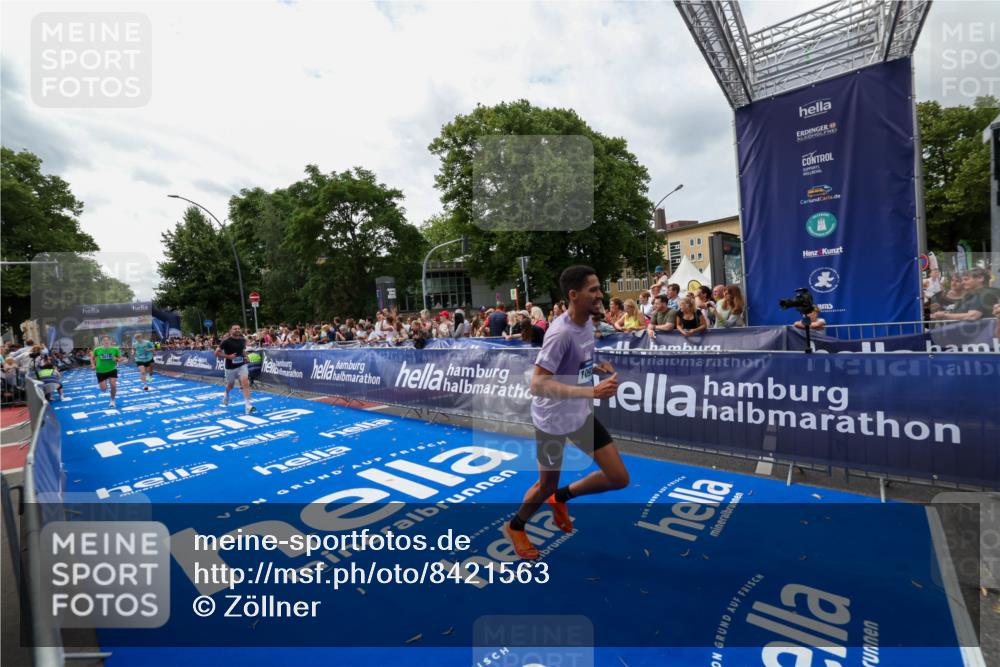 29.06.2025 - hella hamburg halbmarathon Zöllner http://msf.ph/oto/8421563 29.06.2025 10:32:01 Ziel 1407, 4129, 4698, 6619, 10927, 11199 meine-sportfotos.de