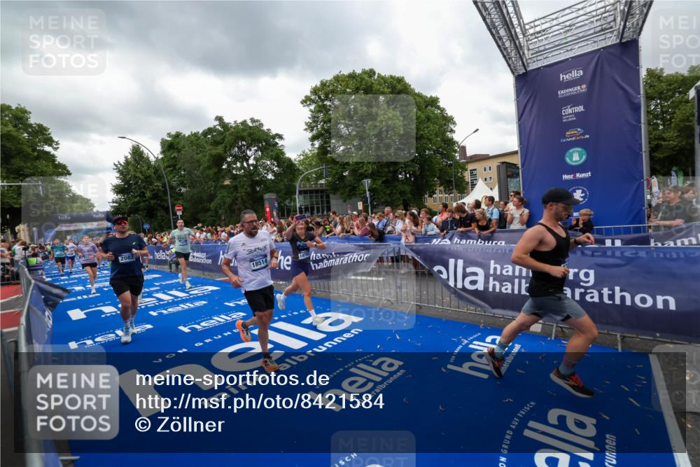 29.06.2025 - hella hamburg halbmarathon Zöllner http://msf.ph/oto/8421584 29.06.2025 10:53:50 Ziel 1422, 2082, 2518, 5607, 6260, 6877, 7177, 8285, 8335, 9922, 10529, 10891, 14026, 14702, 14818, 15502, 17482, 17740, 18249, 18487, 18514, 18759 meine-sportfotos.de