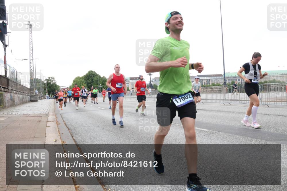 29.06.2025 - hella hamburg halbmarathon Lena Gebhardt http://msf.ph/oto/8421612 29.06.2025 10:52:38 Lombardsbrücke 5360, 17002, 122, 1369, 1826, 2146, 2362, 2420, 2528, 2701, 2983, 3140, 3227, 3645, 4436, 4591, 4729, 4815, 5262, 5360, 6386, 6403, 6404, 6406, 6671, 6985, 7032, 7511, 7690, 7691, 7735, 7737, 7812, 8194, 8196, 8641, 9068, 9070, 9103, 9368, 9545, 9731, 10055, 10080, 10296, 10342, 10392, 10600, 10634, 10879, 10884, 10928, 10981, 11084, 11126, 11127, 11297, 11736, 11899, 11919, 11974, 12127, 12128, 12546, 12558, 12994, 14009 meine-sportfotos.de