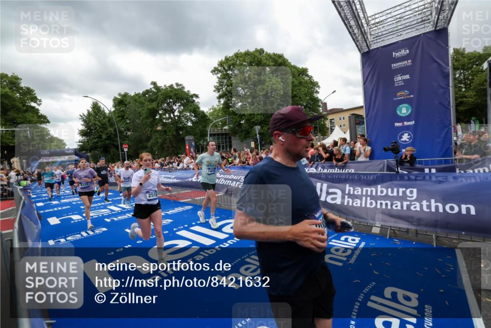 29.06.2025 - hella hamburg halbmarathon Zöllner http://msf.ph/oto/8421632 29.06.2025 10:53:51 Ziel 1422, 1706, 1870, 2082, 2518, 5607, 6260, 6877, 7177, 8285, 8335, 9922, 10529, 10891, 12413, 14026, 14702, 14818, 15502, 16538, 17740, 18249, 18418, 18487, 18514, 18759, 18915, 19177 meine-sportfotos.de
