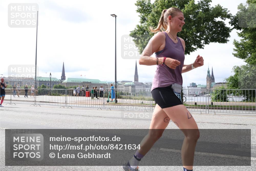 29.06.2025 - hella hamburg halbmarathon Lena Gebhardt http://msf.ph/oto/8421634 29.06.2025 10:27:47 Lombardsbrücke 1148, 2080, 3389, 4372, 5177, 5285, 5825, 5847, 6214, 6632, 7497, 7764, 7978, 8085, 9567, 9688, 10158, 10412, 10413, 11256, 11692, 11739, 12500, 12780, 12823, 12842, 13043, 13678, 13860, 14206, 15607, 15608, 16569, 16804, 16838, 17427, 17791, 18012, 18097, 18301, 18626, 18766 meine-sportfotos.de