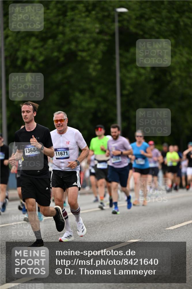 29.06.2025 - hella hamburg halbmarathon Dr. Thomas Lammeyer http://msf.ph/oto/8421640 29.06.2025 10:47:41 Kennedybrücke 1226, 1310, 1467, 1788, 1878, 2103, 2158, 2267, 2538, 2971, 3283, 3288, 3518, 3764, 4105, 4177, 4302, 4353, 5265, 5370, 5755, 7461, 7872, 8135, 8233, 8991, 9304, 9831, 9976, 10083, 10200, 10536 meine-sportfotos.de