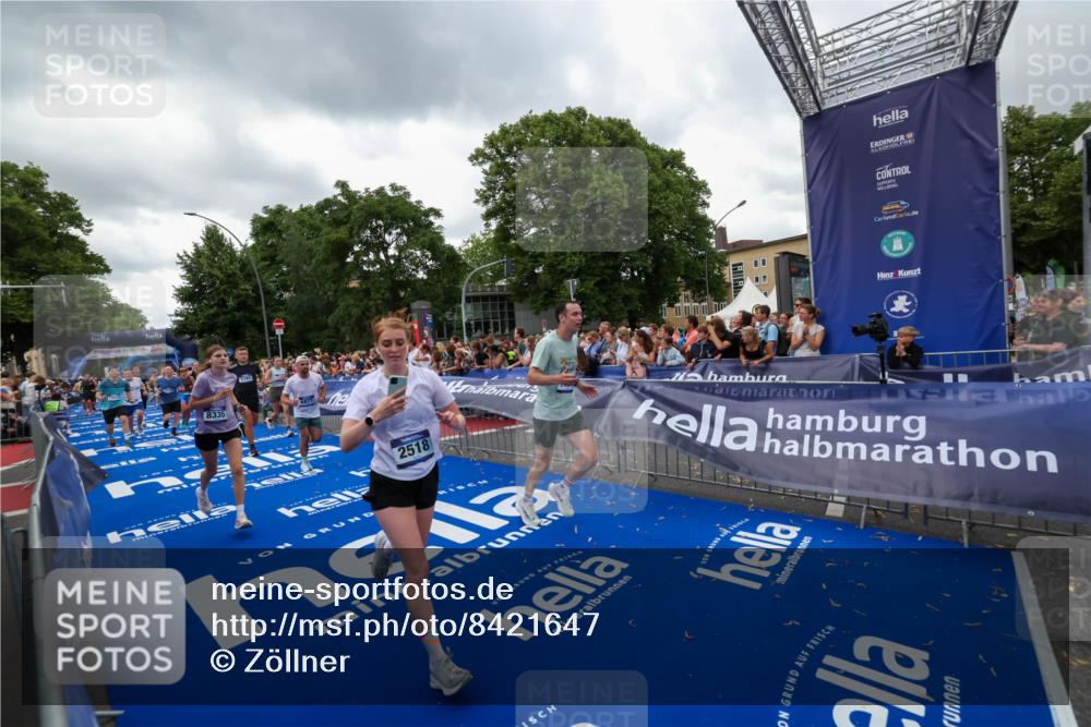 29.06.2025 - hella hamburg halbmarathon Zöllner http://msf.ph/oto/8421647 29.06.2025 10:53:51 Ziel 1422, 1706, 1870, 2082, 2518, 5607, 6260, 6877, 7177, 8285, 8335, 9922, 10529, 10891, 12413, 14026, 14702, 14818, 15502, 16538, 17740, 18249, 18418, 18487, 18514, 18759, 18915, 19177 meine-sportfotos.de