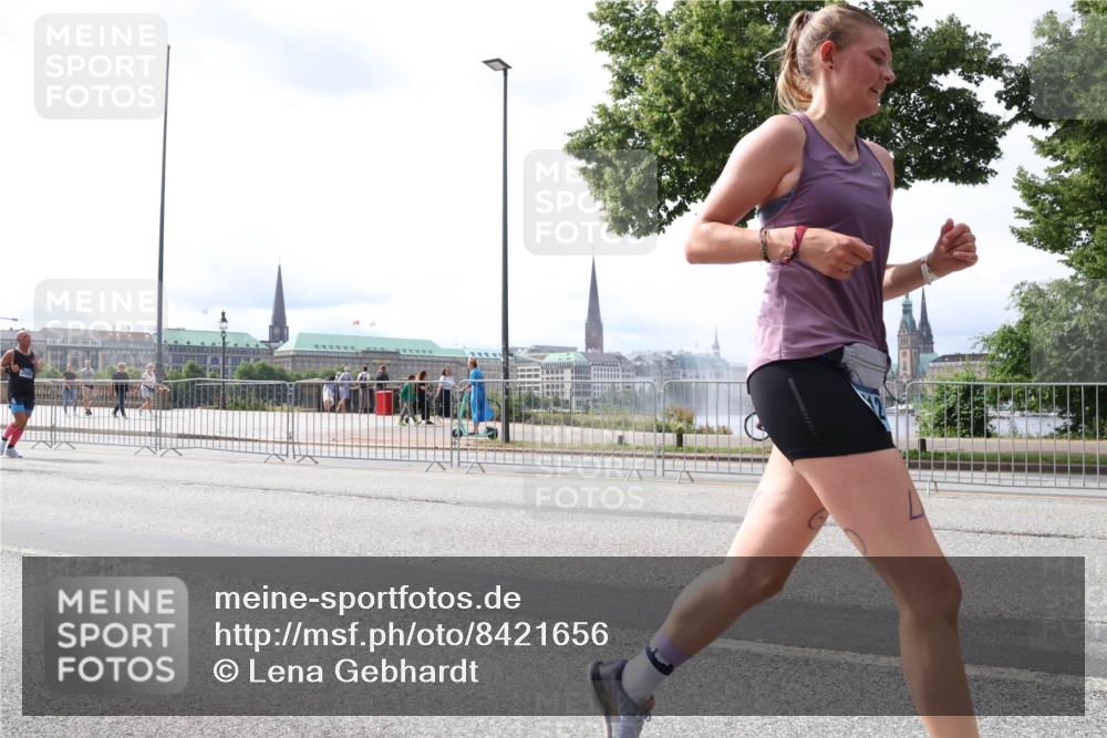 29.06.2025 - hella hamburg halbmarathon Lena Gebhardt http://msf.ph/oto/8421656 29.06.2025 10:27:47 Lombardsbrücke 1148, 2080, 3389, 4372, 5177, 5285, 5825, 5847, 6214, 6632, 7497, 7764, 7978, 8085, 9567, 9688, 10158, 10412, 10413, 11256, 11692, 11739, 12500, 12780, 12823, 12842, 13043, 13678, 13860, 14206, 15607, 15608, 16569, 16804, 16838, 17427, 17791, 18012, 18097, 18301, 18626, 18766 meine-sportfotos.de