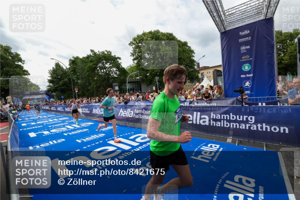 29.06.2025 - hella hamburg halbmarathon Zöllner http://msf.ph/oto/8421675 29.06.2025 10:32:04 Ziel 1407, 1686, 4129, 4698, 6619, 11150, 11199, 11370 meine-sportfotos.de