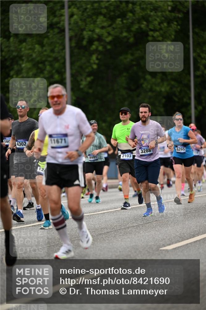 29.06.2025 - hella hamburg halbmarathon Dr. Thomas Lammeyer http://msf.ph/oto/8421690 29.06.2025 10:47:43 Kennedybrücke 1226, 1310, 1467, 1788, 1878, 2103, 2158, 2267, 2538, 2971, 3283, 3288, 3518, 3764, 4105, 4177, 4302, 4353, 5265, 5370, 5755, 7461, 7872, 8135, 8233, 8991, 9831, 9976, 10083, 10200, 10202, 10536 meine-sportfotos.de