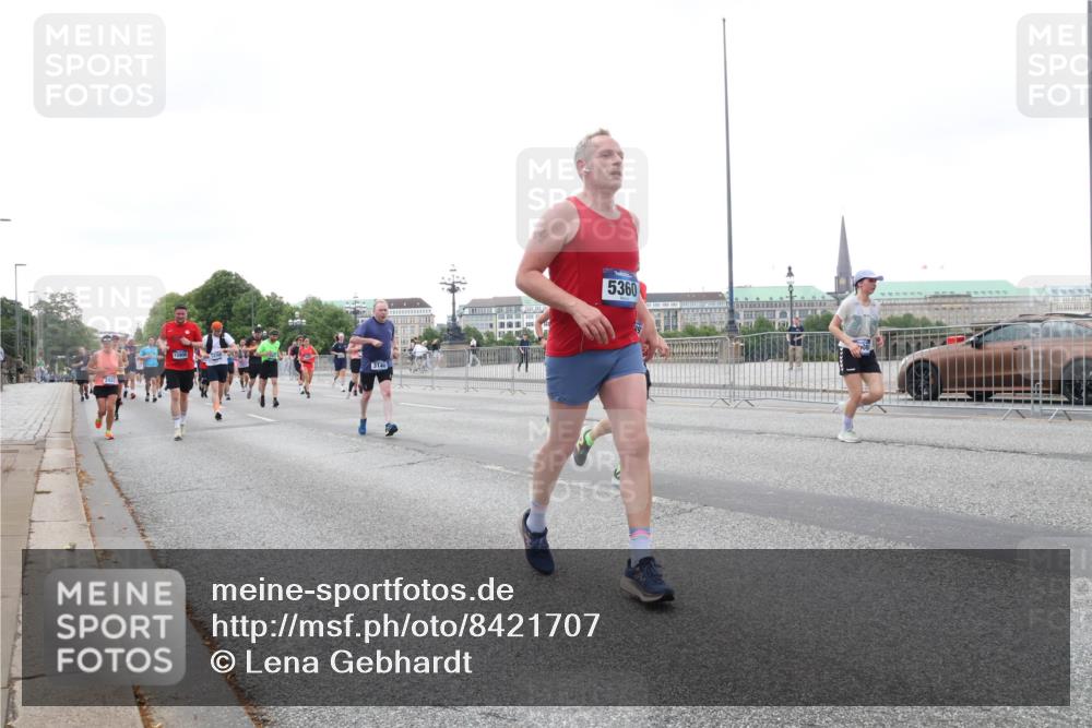 29.06.2025 - hella hamburg halbmarathon Lena Gebhardt http://msf.ph/oto/8421707 29.06.2025 10:52:39 Lombardsbrücke 3140, 5360, 1369, 1826, 2146, 2362, 2420, 2528, 2701, 2983, 3140, 3227, 3645, 4436, 4591, 4729, 4815, 5262, 5360, 6386, 6403, 6404, 6406, 6671, 7032, 7511, 7690, 7691, 7735, 7737, 7812, 8194, 8196, 8641, 9068, 9070, 9103, 9368, 9545, 9731, 10055, 10080, 10296, 10342, 10392, 10600, 10634, 10879, 10884, 10928, 10981, 11084, 11126, 11127, 11297, 11736, 11899, 11919, 11974, 12127, 12128, 12546, 12558, 12994, 14009 meine-sportfotos.de