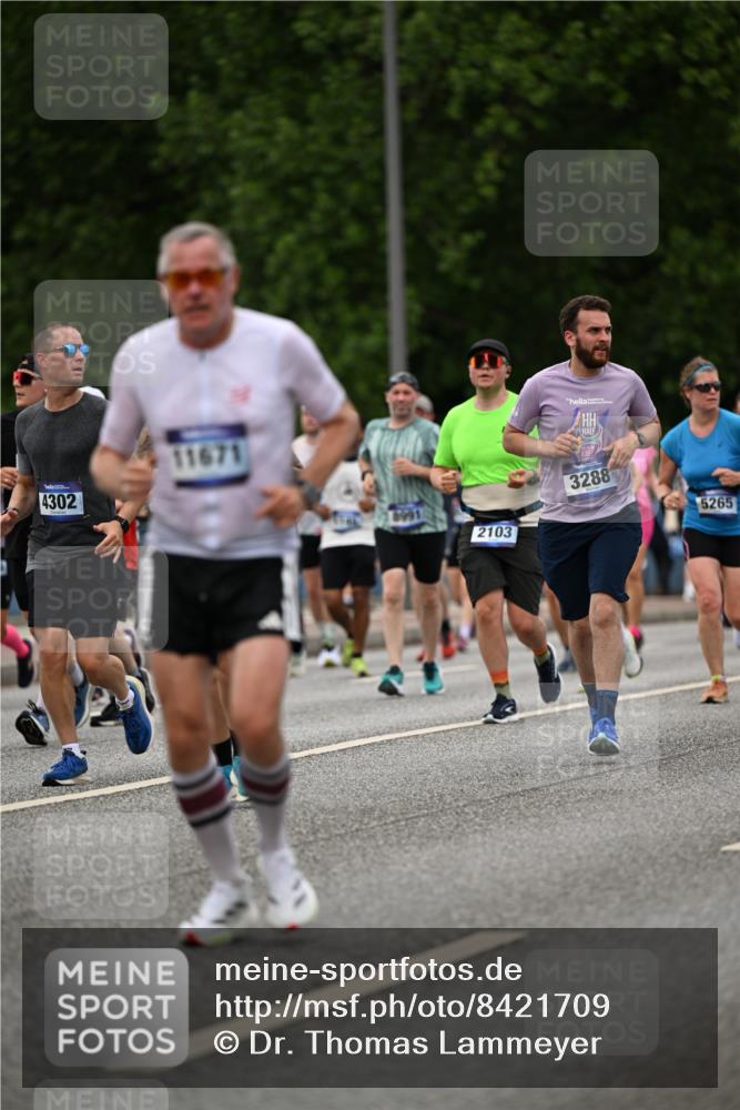 29.06.2025 - hella hamburg halbmarathon Dr. Thomas Lammeyer http://msf.ph/oto/8421709 29.06.2025 10:47:43 Kennedybrücke 1226, 1310, 1467, 1788, 1878, 2103, 2158, 2267, 2538, 2971, 3283, 3288, 3518, 3764, 4105, 4177, 4302, 4353, 5265, 5370, 5755, 7461, 7872, 8135, 8233, 8991, 9831, 9976, 10083, 10200, 10202, 10536 meine-sportfotos.de