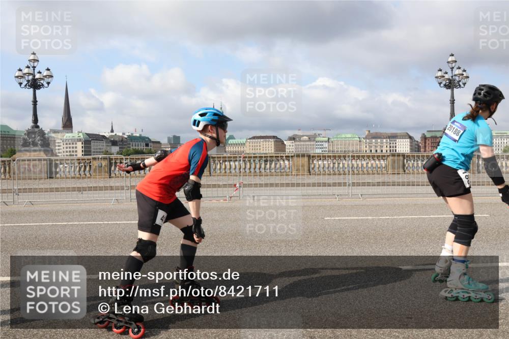 29.06.2025 - hella hamburg halbmarathon Lena Gebhardt http://msf.ph/oto/8421711 29.06.2025 08:57:47 Lombardsbrücke 20188 meine-sportfotos.de