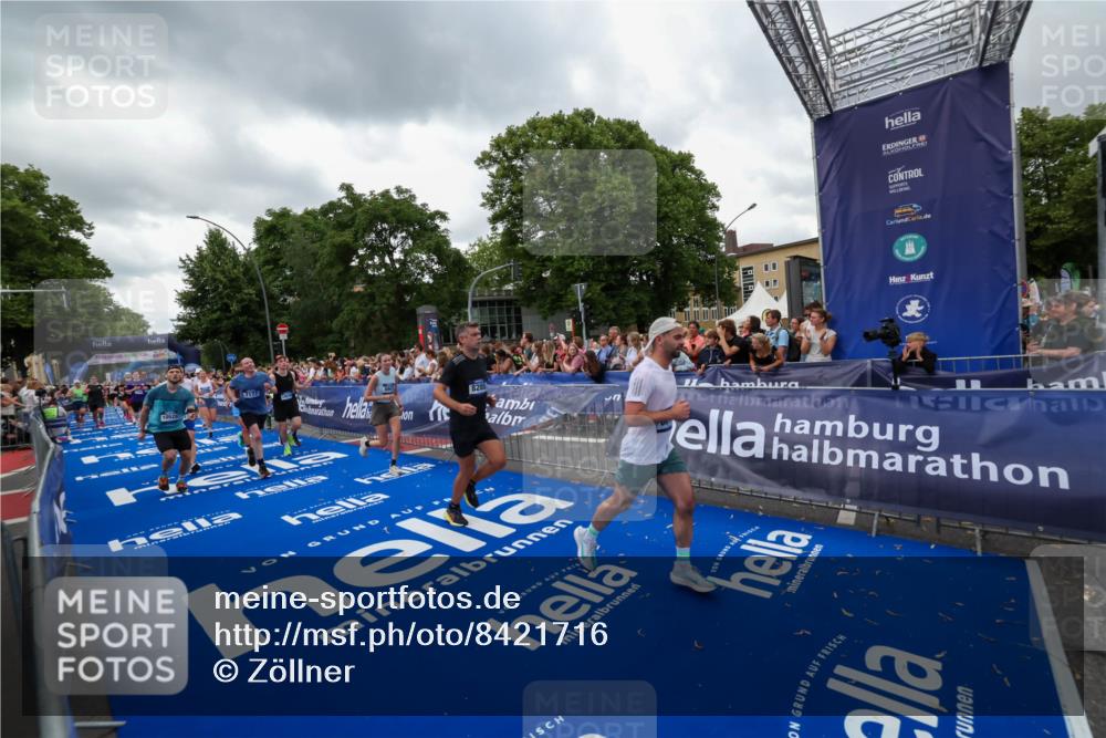 29.06.2025 - hella hamburg halbmarathon Zöllner http://msf.ph/oto/8421716 29.06.2025 10:53:53 Ziel 1422, 1706, 1870, 5607, 6260, 6877, 7177, 7395, 8285, 8335, 9922, 10529, 10891, 12413, 14026, 15502, 16538, 17740, 18249, 18418, 18487, 18759, 18831, 18915, 19177 meine-sportfotos.de