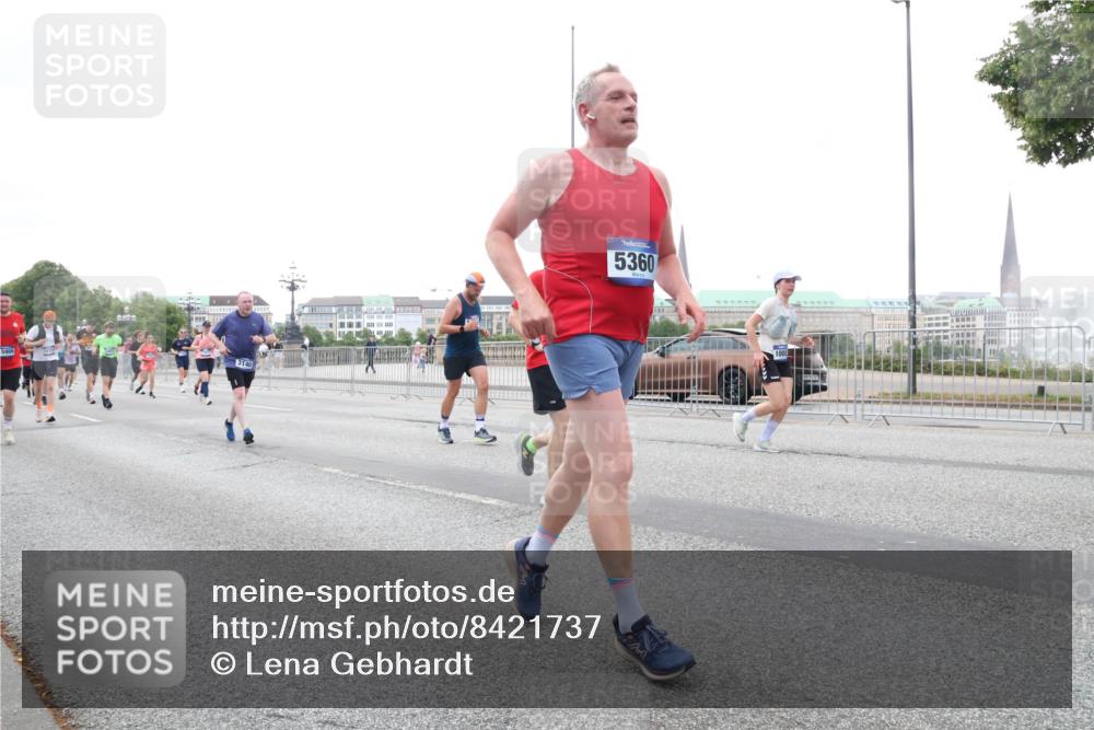 29.06.2025 - hella hamburg halbmarathon Lena Gebhardt http://msf.ph/oto/8421737 29.06.2025 10:52:40 Lombardsbrücke 3140, 5360, 1369, 1826, 2146, 2362, 2420, 2528, 2701, 2983, 3140, 3227, 3645, 4591, 4729, 4815, 5262, 5360, 6386, 6403, 6404, 6406, 6671, 7032, 7511, 7690, 7691, 7735, 7737, 7812, 8194, 8196, 8641, 9068, 9070, 9103, 9368, 9545, 9731, 10055, 10080, 10296, 10342, 10392, 10600, 10634, 10879, 10884, 10928, 10981, 11084, 11297, 11736, 11899, 11919, 11974, 12127, 12128, 12546, 12558, 12994, 14009, 14765 meine-sportfotos.de