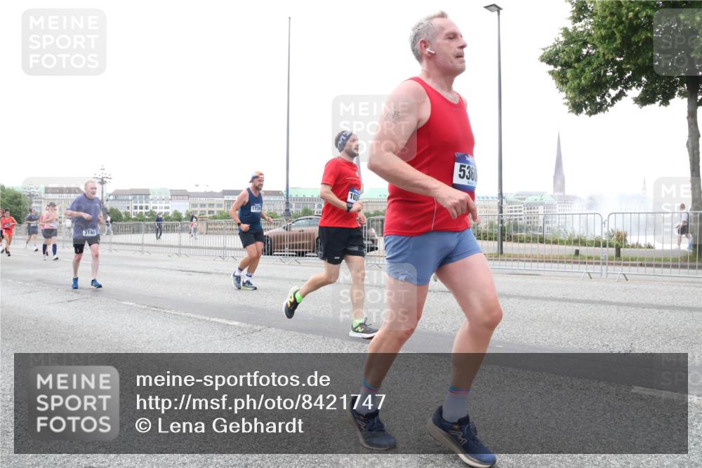 29.06.2025 - hella hamburg halbmarathon Lena Gebhardt http://msf.ph/oto/8421747 29.06.2025 10:52:40 Lombardsbrücke 3140, 1735, 53, 1369, 1826, 2146, 2362, 2420, 2528, 2701, 2983, 3140, 3227, 3645, 4591, 4729, 4815, 5262, 5360, 6386, 6403, 6404, 6406, 6671, 7032, 7511, 7690, 7691, 7735, 7737, 7812, 8194, 8196, 8641, 9068, 9070, 9103, 9368, 9545, 9731, 10055, 10080, 10296, 10342, 10392, 10600, 10634, 10879, 10884, 10928, 10981, 11084, 11297, 11736, 11899, 11919, 11974, 12127, 12128, 12546, 12558, 12994, 14009, 14765 meine-sportfotos.de