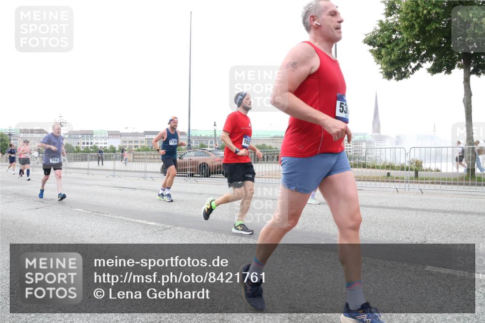 29.06.2025 - hella hamburg halbmarathon Lena Gebhardt http://msf.ph/oto/8421761 29.06.2025 10:52:40 Lombardsbrücke 3140, 1735, 103, 53, 1369, 1826, 2146, 2362, 2420, 2528, 2701, 2983, 3140, 3227, 3645, 4591, 4729, 4815, 5262, 5360, 6386, 6403, 6404, 6406, 6671, 7032, 7511, 7690, 7691, 7735, 7737, 7812, 8194, 8196, 8641, 9068, 9070, 9103, 9368, 9545, 9731, 10055, 10080, 10296, 10342, 10392, 10600, 10634, 10879, 10884, 10928, 10981, 11084, 11297, 11736, 11899, 11919, 11974, 12127, 12128, 12546, 12558, 12994, 14009, 14765 meine-sportfotos.de