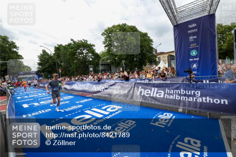 29.06.2025 - hella hamburg halbmarathon Zöllner http://msf.ph/oto/8421789 29.06.2025 10:32:07 Ziel 1407, 1686, 4129, 11150, 11370, 16505, 16736 meine-sportfotos.de