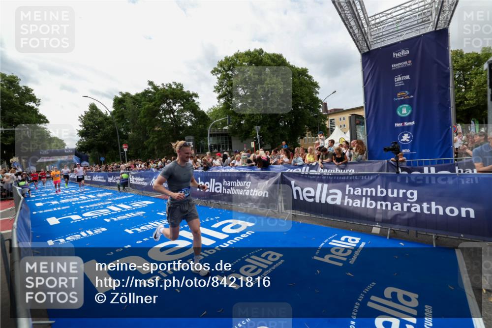 29.06.2025 - hella hamburg halbmarathon Zöllner http://msf.ph/oto/8421816 29.06.2025 10:32:08 Ziel 1407, 1686, 11150, 11370, 15826, 16505, 16736 meine-sportfotos.de