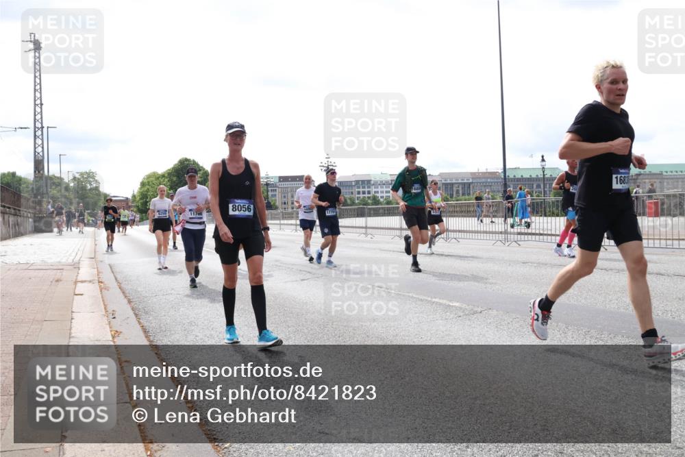 29.06.2025 - hella hamburg halbmarathon Lena Gebhardt http://msf.ph/oto/8421823 29.06.2025 10:27:48 Lombardsbrücke 8056, 17791, 1000, 1683, 1148, 2080, 3389, 4372, 5177, 5285, 5825, 5847, 6214, 6632, 7497, 7764, 7978, 8085, 9567, 9688, 10158, 10412, 10413, 11256, 11692, 11739, 12500, 12780, 12823, 12842, 13043, 13568, 13678, 13860, 14206, 15607, 15608, 16569, 16804, 16838, 17427, 17791, 18012, 18097, 18301, 18626, 18766 meine-sportfotos.de