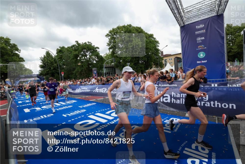 29.06.2025 - hella hamburg halbmarathon Zöllner http://msf.ph/oto/8421825 29.06.2025 10:53:57 Ziel 1706, 1870, 2432, 6260, 6481, 7395, 7918, 7973, 9922, 10891, 11789, 12413, 13032, 13869, 14026, 14175, 15502, 16477, 16538, 18418, 18487, 18759, 18831, 18879, 18915, 19177 meine-sportfotos.de
