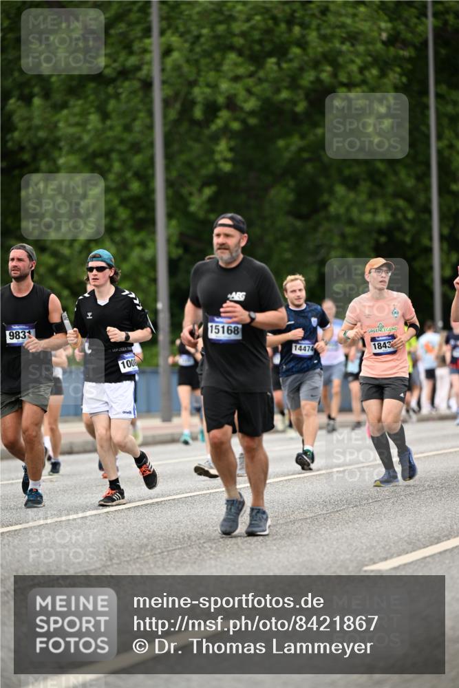 29.06.2025 - hella hamburg halbmarathon Dr. Thomas Lammeyer http://msf.ph/oto/8421867 29.06.2025 10:47:52 Kennedybrücke 1226, 1467, 1788, 1816, 1878, 2103, 2158, 2267, 2361, 2538, 2971, 3288, 3518, 4105, 4177, 4302, 5265, 5370, 5720, 6012, 7205, 7461, 7872, 8135, 8991, 9831, 9976, 10083, 10200, 10202 meine-sportfotos.de