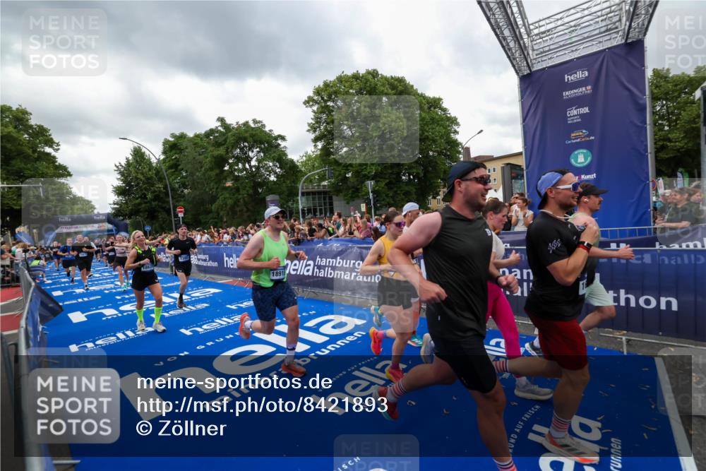 29.06.2025 - hella hamburg halbmarathon Zöllner http://msf.ph/oto/8421893 29.06.2025 10:53:59 Ziel 1706, 1815, 1870, 2432, 3096, 6374, 6481, 7395, 7918, 7973, 8394, 10891, 11789, 12413, 13032, 13869, 14026, 14175, 16477, 16538, 18418, 18831, 18879, 18915, 19177 meine-sportfotos.de