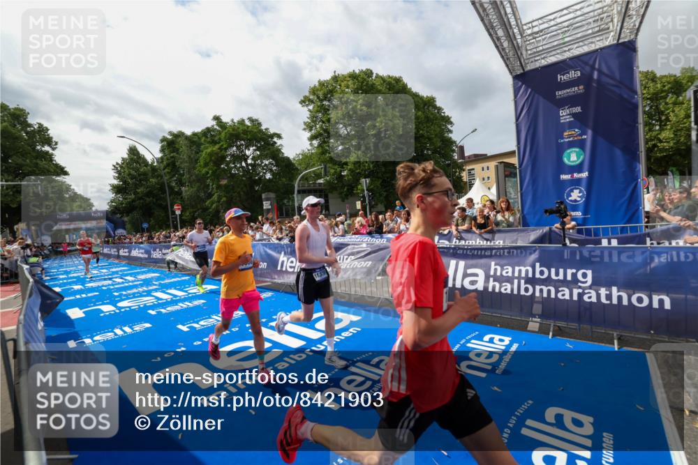 29.06.2025 - hella hamburg halbmarathon Zöllner http://msf.ph/oto/8421903 29.06.2025 10:32:11 Ziel 1686, 11150, 11370, 15826, 16505, 16736 meine-sportfotos.de