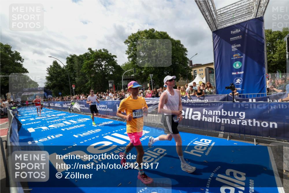 29.06.2025 - hella hamburg halbmarathon Zöllner http://msf.ph/oto/8421917 29.06.2025 10:32:12 Ziel 1686, 11150, 11370, 15826, 16505, 16736 meine-sportfotos.de
