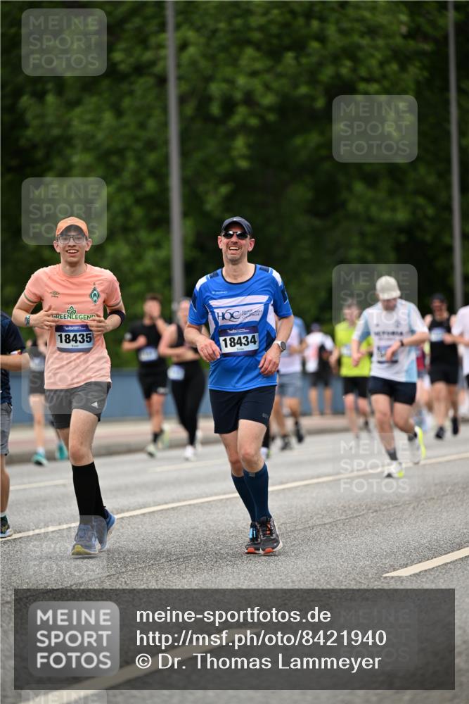 29.06.2025 - hella hamburg halbmarathon Dr. Thomas Lammeyer http://msf.ph/oto/8421940 29.06.2025 10:47:55 Kennedybrücke 1226, 1788, 1816, 1878, 2103, 2158, 2267, 2343, 2361, 2538, 2971, 3288, 3518, 4177, 4302, 5214, 5265, 5370, 5720, 6012, 6096, 7205, 7461, 7872, 8135, 8991, 9831, 9976, 10083, 10200, 10202, 11279 meine-sportfotos.de