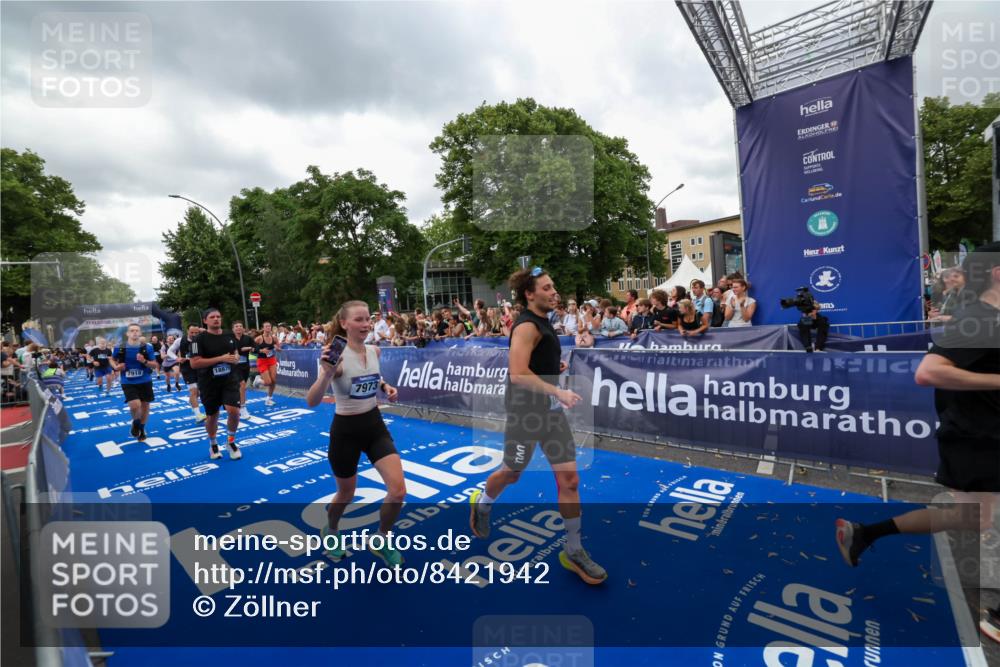 29.06.2025 - hella hamburg halbmarathon Zöllner http://msf.ph/oto/8421942 29.06.2025 10:54:02 Ziel 1151, 1815, 2432, 3096, 6356, 6374, 6481, 7395, 7918, 7973, 8394, 9032, 11789, 13032, 13869, 14175, 16477, 17348, 18308, 18831, 18879 meine-sportfotos.de