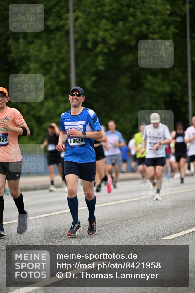 29.06.2025 - hella hamburg halbmarathon Dr. Thomas Lammeyer http://msf.ph/oto/8421958 29.06.2025 10:47:56 Kennedybrücke 1226, 1788, 1816, 1878, 2103, 2158, 2267, 2343, 2361, 2538, 2971, 3288, 3518, 4177, 4302, 5214, 5265, 5370, 5720, 6012, 6096, 7205, 7461, 7872, 8135, 8991, 9831, 9976, 10083, 10200, 10202, 11279 meine-sportfotos.de