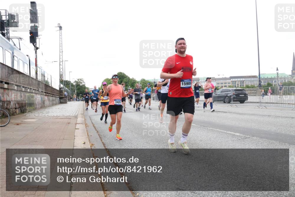 29.06.2025 - hella hamburg halbmarathon Lena Gebhardt http://msf.ph/oto/8421962 29.06.2025 10:52:43 Lombardsbrücke 7511, 2420, 15906, 1369, 1826, 2146, 2362, 2420, 2528, 2701, 2983, 2988, 3140, 3227, 3645, 3787, 4591, 4729, 4815, 5262, 5360, 6135, 6386, 6671, 7032, 7511, 7690, 7691, 7735, 7737, 7812, 8641, 9068, 9070, 9103, 9368, 9545, 9731, 10055, 10080, 10296, 10392, 10417, 10568, 10600, 10634, 10879, 10884, 10928, 10981, 11084, 11297, 11736, 11899, 11919, 11974, 12127, 12128, 12546, 12558, 12994, 14009, 14765, 14807, 14977, 14979 meine-sportfotos.de