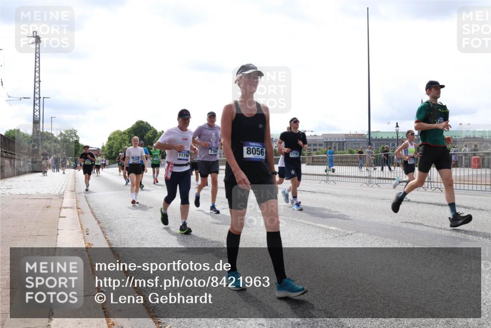 29.06.2025 - hella hamburg halbmarathon Lena Gebhardt http://msf.ph/oto/8421963 29.06.2025 10:27:49 Lombardsbrücke 11766, 7764, 8056, 17791, 1148, 2080, 3389, 4372, 5177, 5285, 5825, 5847, 6214, 6632, 7497, 7764, 7978, 8085, 8215, 9567, 9688, 10158, 10412, 10413, 11256, 11692, 11739, 12500, 12780, 12823, 12842, 13043, 13568, 13678, 13860, 14155, 14206, 15607, 15608, 16569, 16804, 16838, 17427, 17791, 18012, 18097, 18301, 18626, 18766 meine-sportfotos.de
