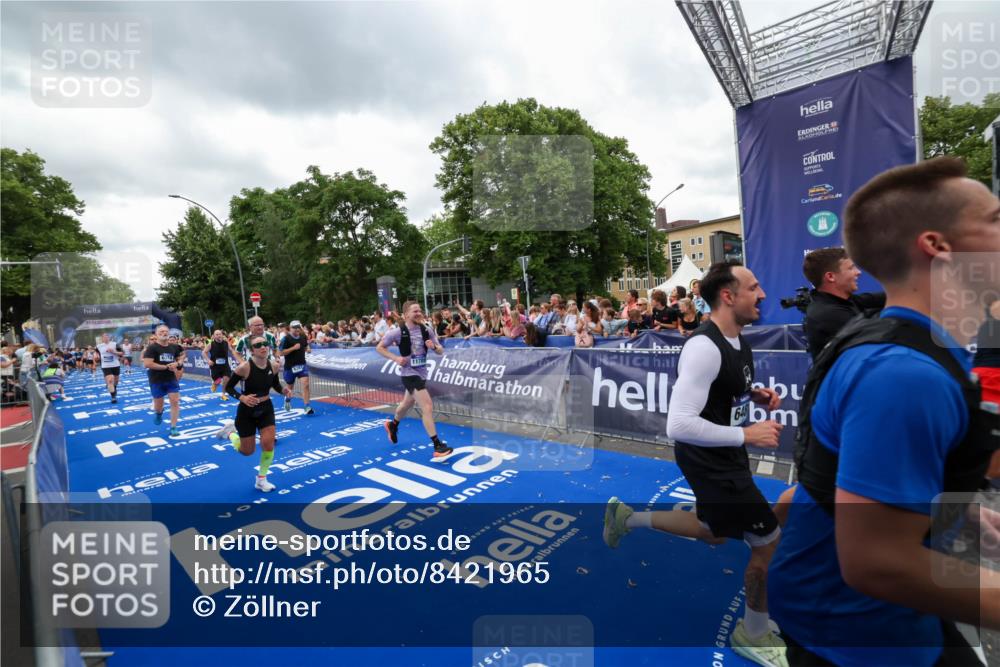 29.06.2025 - hella hamburg halbmarathon Zöllner http://msf.ph/oto/8421965 29.06.2025 10:54:04 Ziel 1151, 1815, 2432, 3096, 6356, 6374, 6481, 7918, 8394, 9032, 11499, 11789, 12379, 13032, 13869, 14175, 17348, 18308, 18879 meine-sportfotos.de