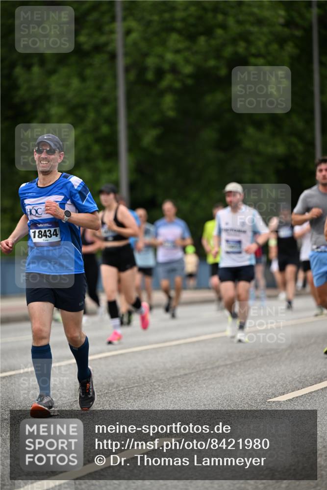 29.06.2025 - hella hamburg halbmarathon Dr. Thomas Lammeyer http://msf.ph/oto/8421980 29.06.2025 10:47:56 Kennedybrücke 1226, 1788, 1816, 1878, 2103, 2158, 2267, 2343, 2361, 2538, 2971, 3288, 3518, 4177, 4302, 5214, 5265, 5370, 5720, 6012, 6096, 7205, 7461, 7872, 8135, 8991, 9831, 9976, 10083, 10200, 10202, 11279 meine-sportfotos.de