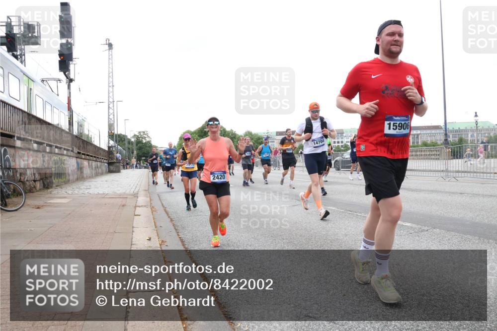 29.06.2025 - hella hamburg halbmarathon Lena Gebhardt http://msf.ph/oto/8422002 29.06.2025 10:52:43 Lombardsbrücke 7911, 2420, 14704, 15906, 1369, 1826, 2146, 2362, 2420, 2528, 2701, 2983, 2988, 3140, 3227, 3645, 3787, 4591, 4729, 4815, 5262, 5360, 6135, 6386, 6671, 7032, 7511, 7690, 7691, 7735, 7737, 7812, 8641, 9068, 9070, 9103, 9368, 9545, 9731, 10055, 10080, 10296, 10392, 10417, 10568, 10600, 10634, 10879, 10884, 10928, 10981, 11084, 11297, 11736, 11899, 11919, 11974, 12127, 12128, 12546, 12558, 12994, 14009, 14765, 14807, 14977, 14979 meine-sportfotos.de