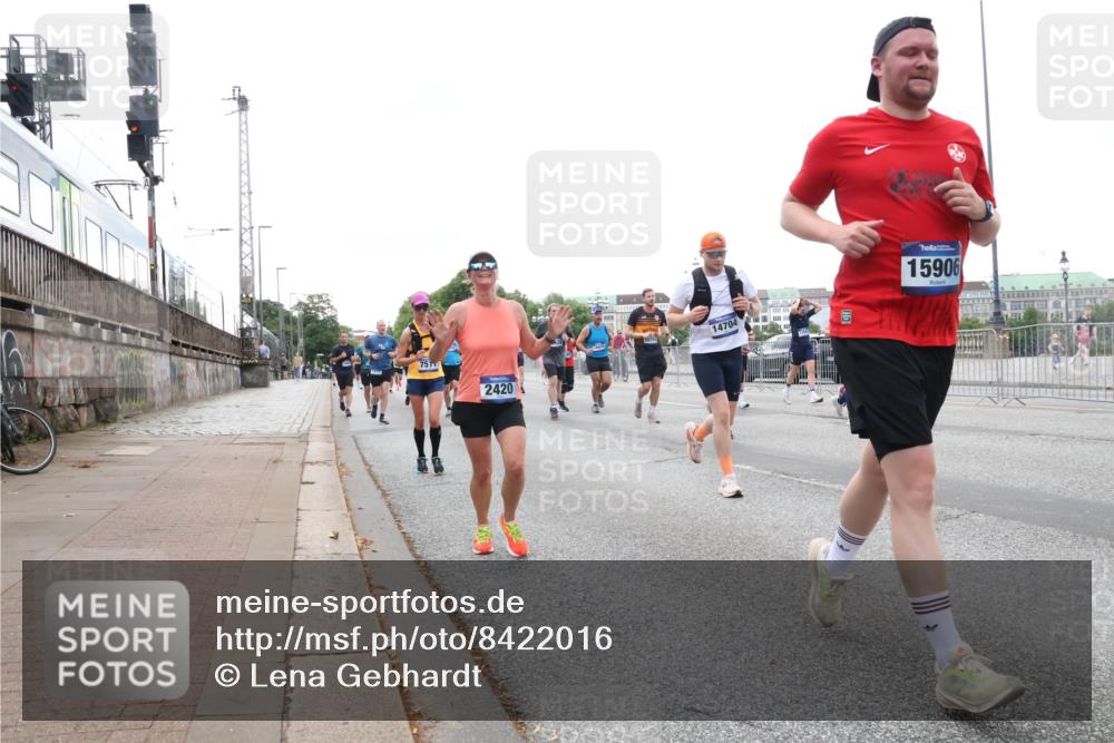 29.06.2025 - hella hamburg halbmarathon Lena Gebhardt http://msf.ph/oto/8422016 29.06.2025 10:52:43 Lombardsbrücke 751, 2420, 14704, 15906, 1369, 1826, 2146, 2362, 2420, 2528, 2701, 2983, 2988, 3140, 3227, 3645, 3787, 4591, 4729, 4815, 5262, 5360, 6135, 6386, 6671, 7032, 7511, 7690, 7691, 7735, 7737, 7812, 8641, 9068, 9070, 9103, 9368, 9545, 9731, 10055, 10080, 10296, 10392, 10417, 10568, 10600, 10634, 10879, 10884, 10928, 10981, 11084, 11297, 11736, 11899, 11919, 11974, 12127, 12128, 12546, 12558, 12994, 14009, 14765, 14807, 14977, 14979 meine-sportfotos.de