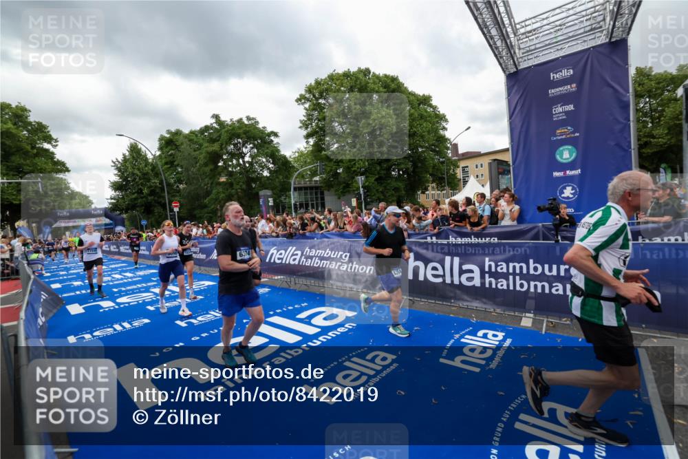 29.06.2025 - hella hamburg halbmarathon Zöllner http://msf.ph/oto/8422019 29.06.2025 10:54:06 Ziel 1151, 1410, 1815, 2432, 3096, 3208, 3209, 6356, 6374, 6581, 8394, 9032, 11499, 11789, 12379, 13869, 16871, 17348, 18308 meine-sportfotos.de