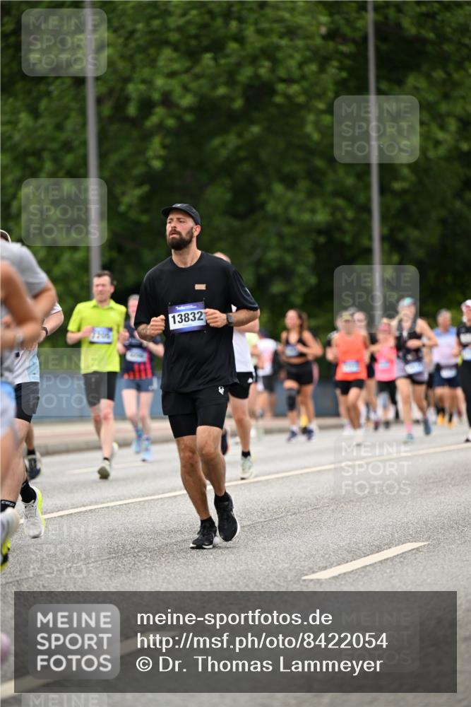 29.06.2025 - hella hamburg halbmarathon Dr. Thomas Lammeyer http://msf.ph/oto/8422054 29.06.2025 10:47:59 Kennedybrücke 1788, 1816, 1878, 2103, 2158, 2267, 2343, 2361, 2538, 3288, 3518, 4177, 4302, 5214, 5265, 5370, 5720, 6012, 6096, 7205, 7461, 7872, 8135, 8991, 9704, 9831, 9976, 10083, 10200, 10202, 11279 meine-sportfotos.de