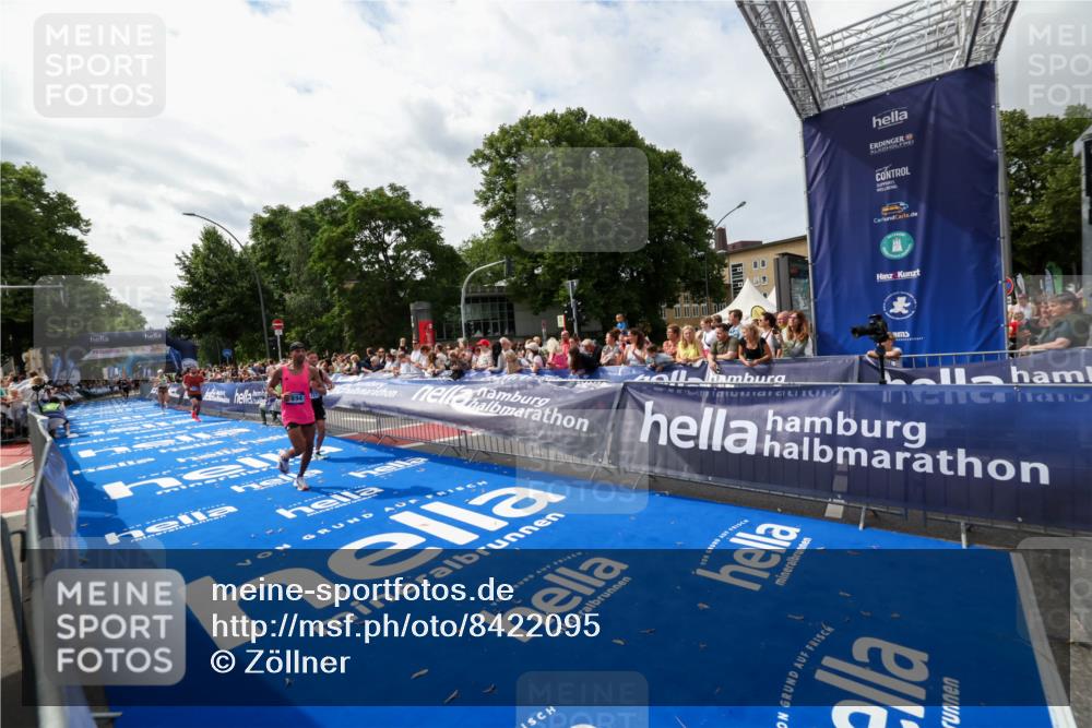29.06.2025 - hella hamburg halbmarathon Zöllner http://msf.ph/oto/8422095 29.06.2025 10:32:20 Ziel 1894, 7272, 10876, 16065 meine-sportfotos.de