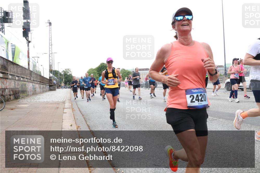 29.06.2025 - hella hamburg halbmarathon Lena Gebhardt http://msf.ph/oto/8422098 29.06.2025 10:52:45 Lombardsbrücke 7511, 2420, 13677, 1369, 1826, 2146, 2362, 2420, 2528, 2701, 2983, 2988, 3140, 3227, 3645, 3787, 4591, 4729, 4815, 5360, 6135, 6386, 6671, 7032, 7511, 7690, 7735, 7737, 7812, 8641, 9068, 9070, 9103, 9545, 9731, 10055, 10080, 10296, 10392, 10417, 10568, 10600, 10634, 10879, 10884, 10928, 10981, 11084, 11297, 11520, 11524, 11736, 11899, 11919, 11974, 12127, 12128, 12546, 12558, 12994, 14009, 14765, 14807, 14977, 14979 meine-sportfotos.de