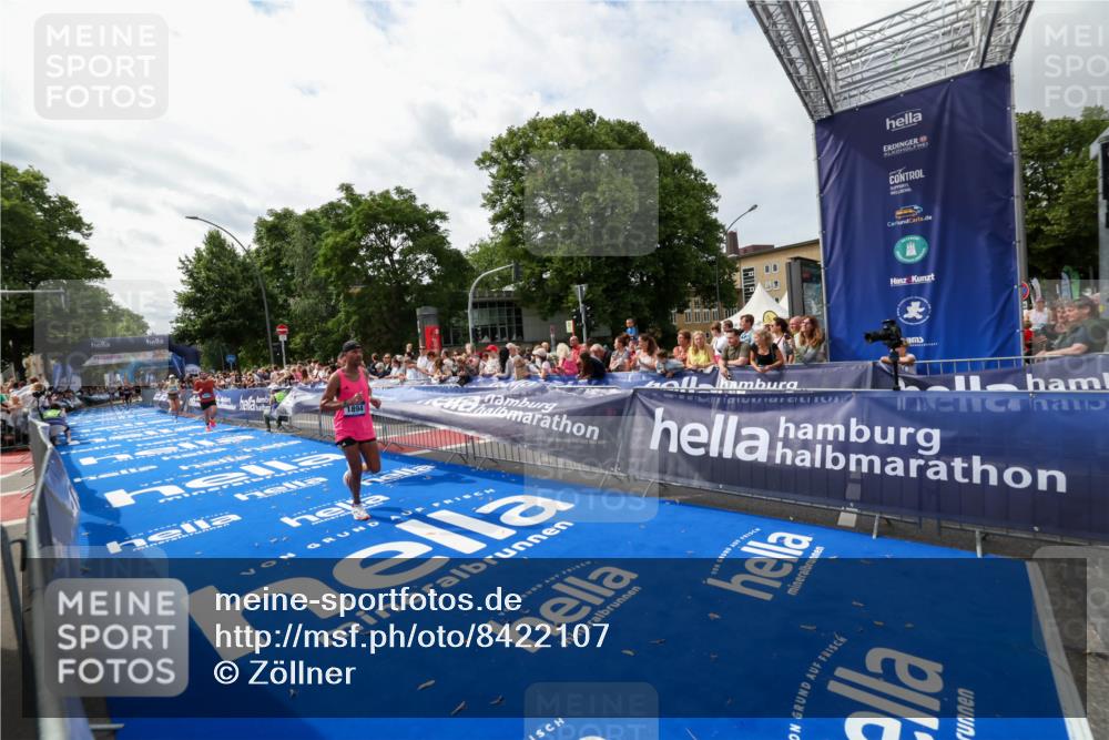 29.06.2025 - hella hamburg halbmarathon Zöllner http://msf.ph/oto/8422107 29.06.2025 10:32:20 Ziel 1894, 7272, 10876, 16065 meine-sportfotos.de