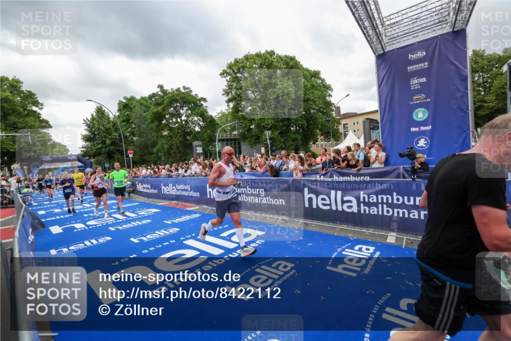 29.06.2025 - hella hamburg halbmarathon Zöllner http://msf.ph/oto/8422112 29.06.2025 10:54:11 Ziel 1410, 3208, 3209, 3898, 5638, 6294, 6443, 6581, 8390, 9032, 9791, 11499, 12213, 12379, 13397, 13794, 15524, 16780, 16871 meine-sportfotos.de