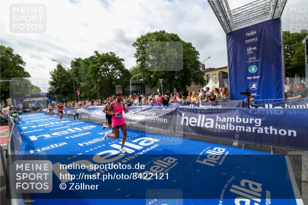 29.06.2025 - hella hamburg halbmarathon Zöllner http://msf.ph/oto/8422121 29.06.2025 10:32:21 Ziel 1894, 7272, 10876, 16065 meine-sportfotos.de