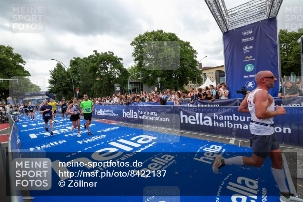 29.06.2025 - hella hamburg halbmarathon Zöllner http://msf.ph/oto/8422137 29.06.2025 10:54:12 Ziel 1410, 3208, 3209, 3898, 5638, 6294, 6443, 6581, 8390, 9791, 11499, 12213, 12379, 13397, 13794, 15169, 15524, 16780, 16871 meine-sportfotos.de
