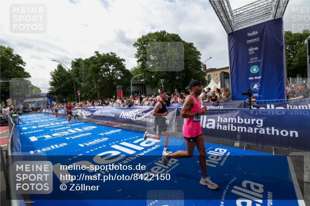 29.06.2025 - hella hamburg halbmarathon Zöllner http://msf.ph/oto/8422150 29.06.2025 10:32:21 Ziel 1894, 7272, 10876, 16065 meine-sportfotos.de